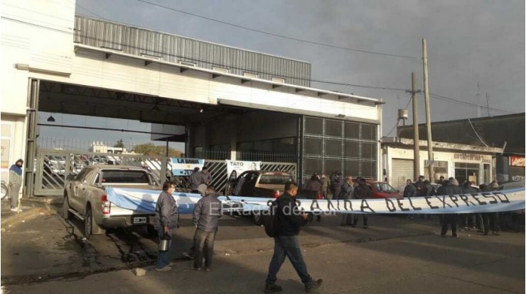 Trabajadores de Jetmar protestaron frente a la empresa de micros